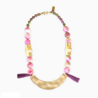 Collar corto con cuentas de ágatas facetadas verdes y rosas, rosas y blancas y bambu de zamak con baño de oro mate. Además tiene una espectacular media luna de zamak con baño de oro mate y borlas de antelina fucsia. Combinalo con tu look look favorito!